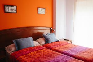 Кровать или кровати в номере Hostal El Puerto