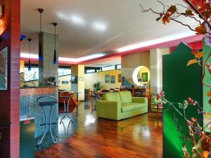 a living room with a green couch and a table at Hotel Giovanna in Pompei