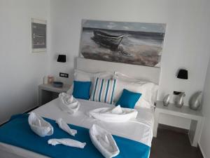 Posteľ alebo postele v izbe v ubytovaní Santoxenia luxury villa + 37 fotografií