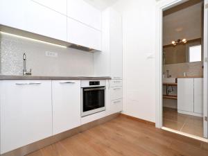 una cucina bianca con armadi bianchi e lavandino di Luxury apartment Marionik a Spalato (Split)