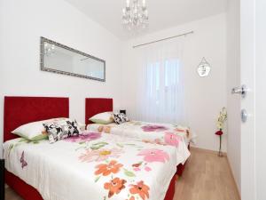 - une chambre avec 2 lits et un miroir mural dans l'établissement Luxury apartment Marionik, à Split