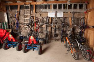 Eine Garage mit einem Haufen Fahrräder und Mopeds in der Unterkunft Georg Mayer Haus in Oberstdorf