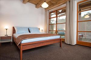 1 dormitorio con cama y ventana grande en Vila Lednice en Lednice