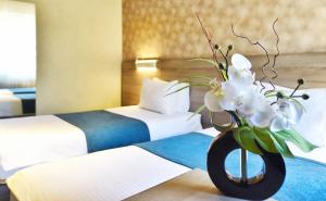 Een bed of bedden in een kamer bij Garni Hotel Mint