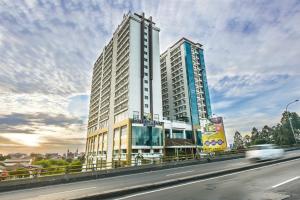 un grand bâtiment sur le côté d'une route dans l'établissement Golden Tulip Essential Tangerang, à Tangerang