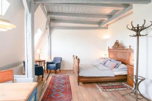 1 dormitorio con 1 cama, 1 silla y 1 mesa en Gasthaus Lammkontor en Husum