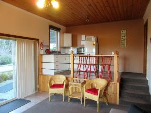 a room with a table and chairs and a kitchen at Sherwood View Accommodation in Latrobe