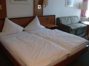 Un pat sau paturi într-o cameră la Hotel Gasthaus Keune