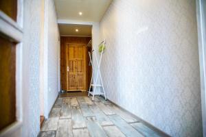 un pasillo con una habitación con una escoba y una puerta en Beach Apartment en Rõuge
