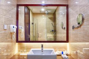 Bathroom sa Jie Jie Beach Hotel