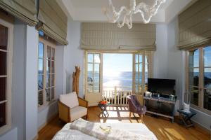 - un salon avec vue sur l'océan dans l'établissement Villa La Tosca, à Lanton