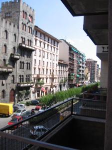 ミラノにあるAppartamento Pasteurの建物のある街の景色を望むバルコニー