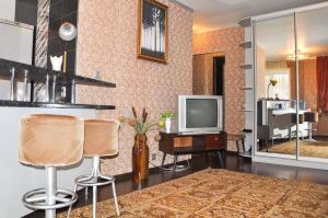 ヤロスラヴリにあるАпартаменты на Угличскойのリビングルーム(テレビ、椅子2脚付)