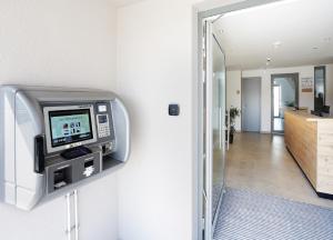 Zimmer mit Mammografiemaschine an der Wand in der Unterkunft easy sleep Apartmenthotel in Landshut