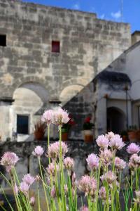un ramo de flores rosas delante de un edificio en Il Giardino, en Grottaglie