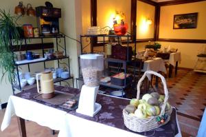 a room with a table with a basket of vegetables at Hôtel Le Mont Barral in Creyers
