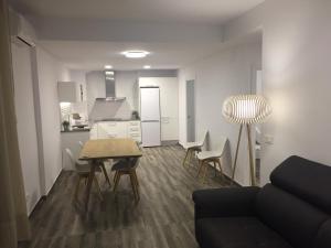 un salon avec une table et des chaises et une cuisine dans l'établissement Apartaments Colibri, à Cambrils
