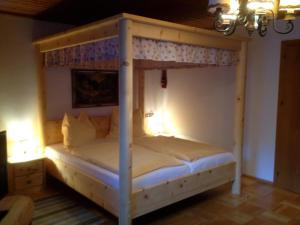 ハイリゲンブルートにあるAlm-Apartmentsのベッドルーム1室(木製の二段ベッド1組付)