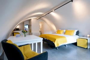 A bed or beds in a room at Hotel Oudegracht