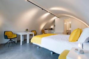 
a room with a bed, chairs and a table at Hotel Oudegracht in Utrecht
