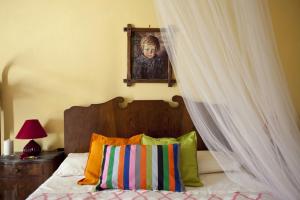 una camera con letto a baldacchino di casale in campagna ad Avola