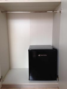 un frigorifero nero all'interno di una stanza di Orchidea in Centro a Como