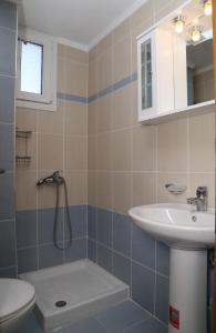 bagno con lavandino e servizi igienici di Athina Luxury Apartment a Keramotí