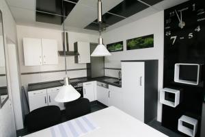 Dapur atau dapur kecil di Designerwohnung in Schwarz und Weiß