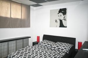 Katil atau katil-katil dalam bilik di Designerwohnung in Schwarz und Weiß