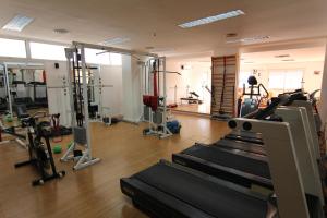 un gimnasio con un montón de cintas de correr y máquinas en 646 Hotel Balcarce en Balcarce