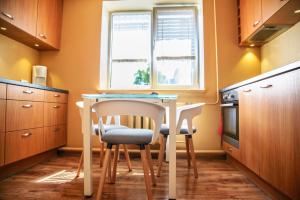 Kuchyň nebo kuchyňský kout v ubytování Beach Apartment + 8 fotografií