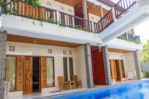 una casa con piscina accanto a un edificio di Wahyu Homestay 2 a Nusa Lembongan