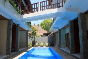 - une piscine dans la cour d'une maison dans l'établissement Wahyu Homestay 2, à Nusa Lembongan