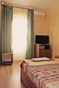 ラザレフスコエにあるАпартаменты Оллетаのベッドルーム1室(ベッド2台、薄型テレビ付)