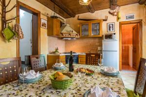 een keuken met een tafel met eten erop bij Apartments Korina in Kanfanar