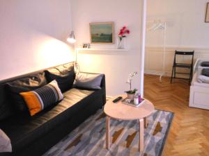 sala de estar con sofá y mesa en Central Danish apartment en Copenhague