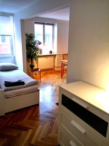 sypialnia z łóżkiem i telewizorem w pokoju w obiekcie Central Danish apartment w Kopenhadze