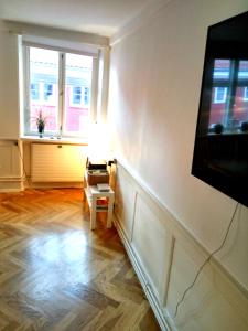 a living room with a television and a table with a lamp at Central Danish apartment in Copenhagen