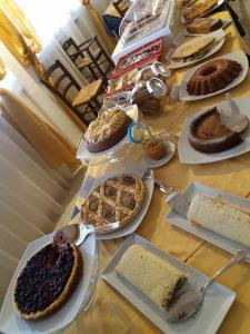 オートラントにあるAgriturismo Tenuta Sant'Emilianoのパイとデザートを盛り合わせたテーブル