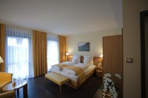 um quarto de hotel com uma cama grande num quarto em Weingut & Gästehaus Schmitz-Bergweiler em Bernkastel-Kues