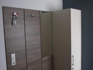 ein Paar metallische Aufzugtüren in einem Zimmer in der Unterkunft Ruhrstadtarena Hotel in Herne