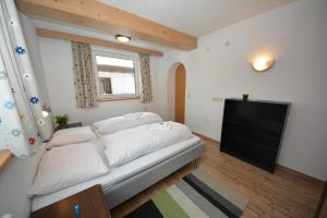 Llit o llits en una habitació de Haus Irmgard by Châtel Reizen
