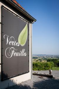 Ein Schild, auf dem "veritas fertilizers" auf der Seite eines Gebäudes steht. in der Unterkunft Vertes Feuilles in Saint-Sauveur