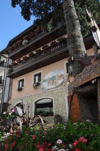 Gallery image of Hotel Lo Scoiattolo in Roccaraso