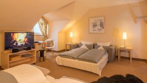 TV a/nebo společenská místnost v ubytování Ammersee-Hotel