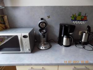 Příslušenství pro přípravu čaje a kávy v ubytování Haus Alexandra