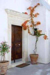 dos macetas delante de una puerta en Il Giardino, en Grottaglie