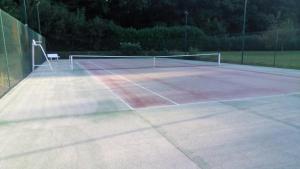 Facilități de tenis și/sau squash la sau în apropiere de Villa Dikaria