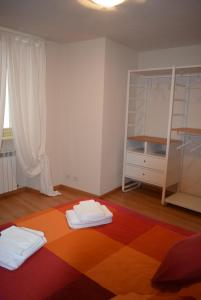 pokój z łóżkiem z ręcznikami w obiekcie residenza la roggia w mieście Varallo