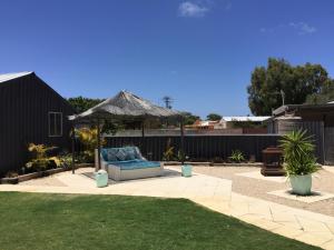 um pátio com um sofá azul num quintal em Aqua Shack Jurien Bay em Jurien Bay